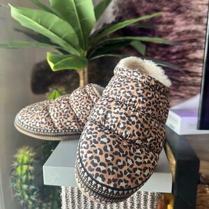 Women’s Ariat Crius leopard clog slippers size L